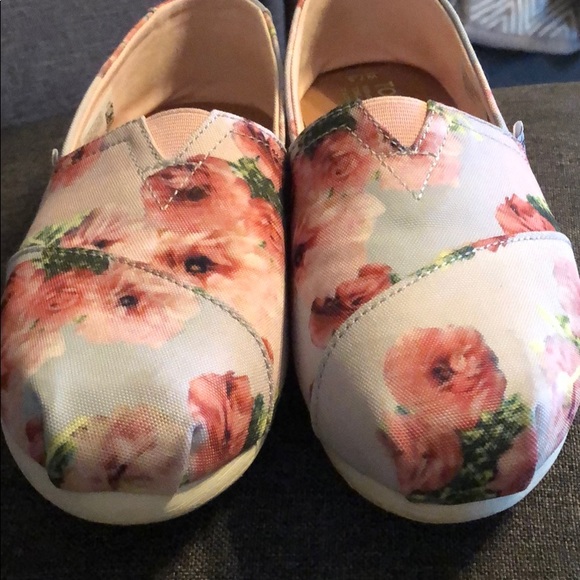 Toms - Picture 2 of 5